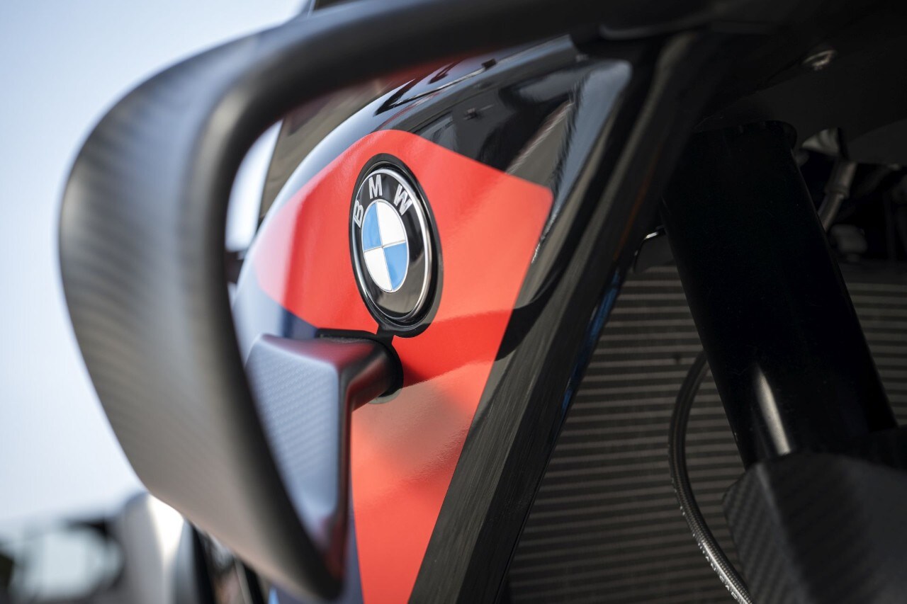 DueruoteTG #238 - Abbiamo guidato in pista la BMW che corre in SBK! 